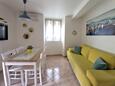 Supetar, Living room in the apartment, air condition available and WiFi.