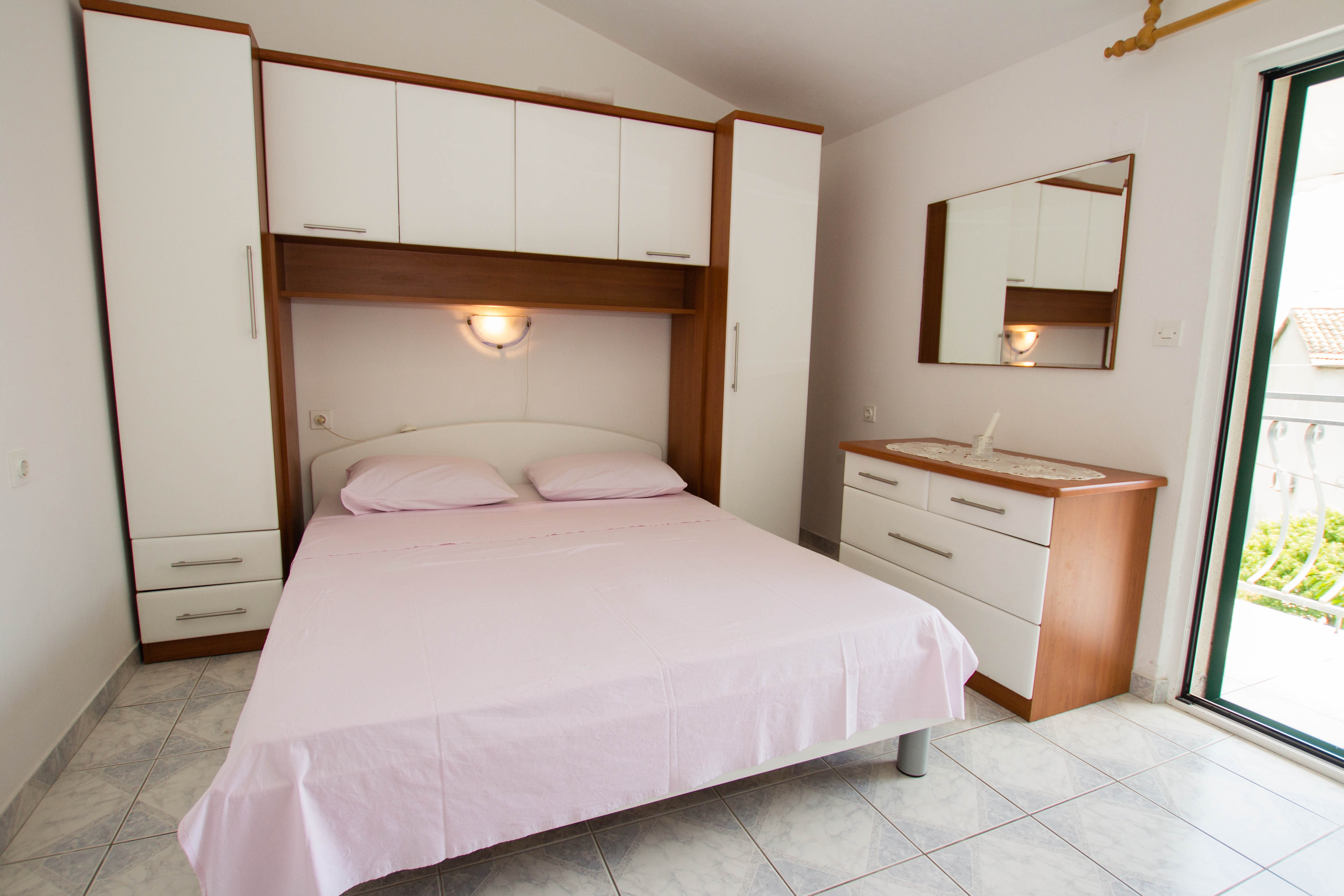 One bedroom apartment near beach Sućuraj, Hvar  A-b