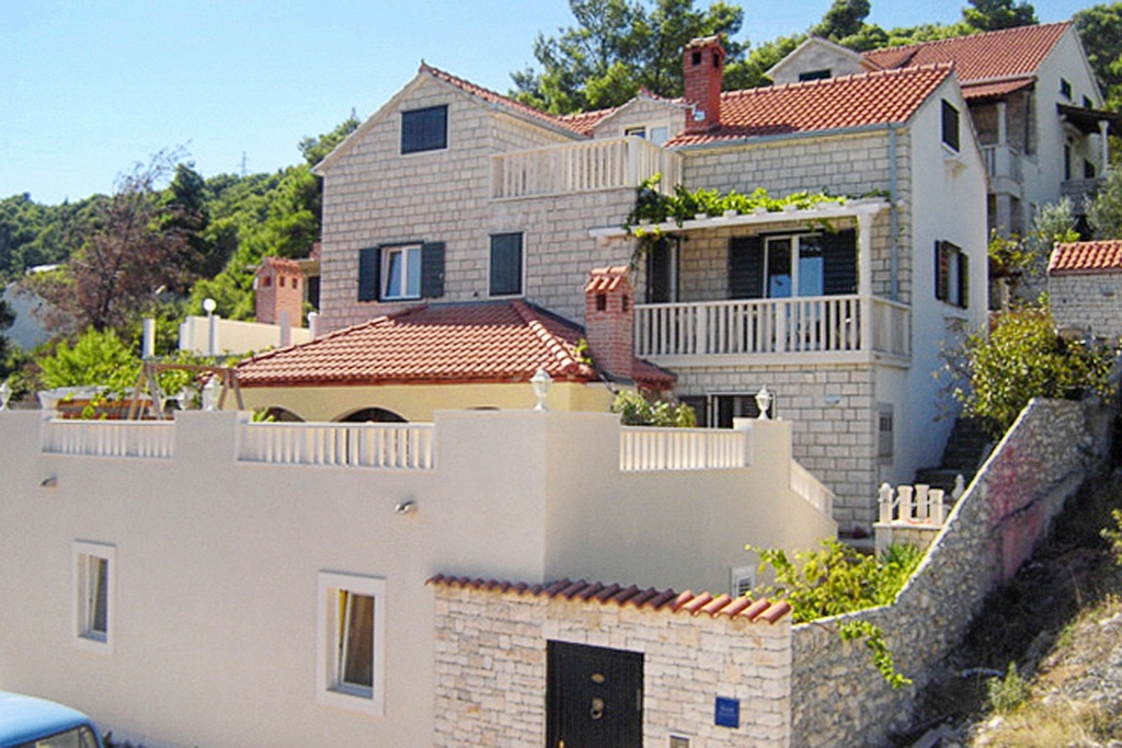 Četverosobna kuća s terasom i pogledom na more Postira, Brač  K