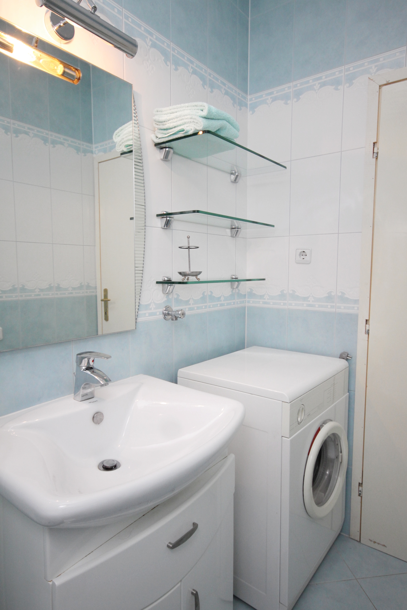 Four bedroom house with terrace and sea view Postira, Brač  K