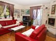 Postira, Living room 2 in the house, air condition available, (pet friendly) and WiFi.