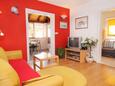 Postira, Living room 1 in the house, air condition available, (pet friendly) and WiFi.