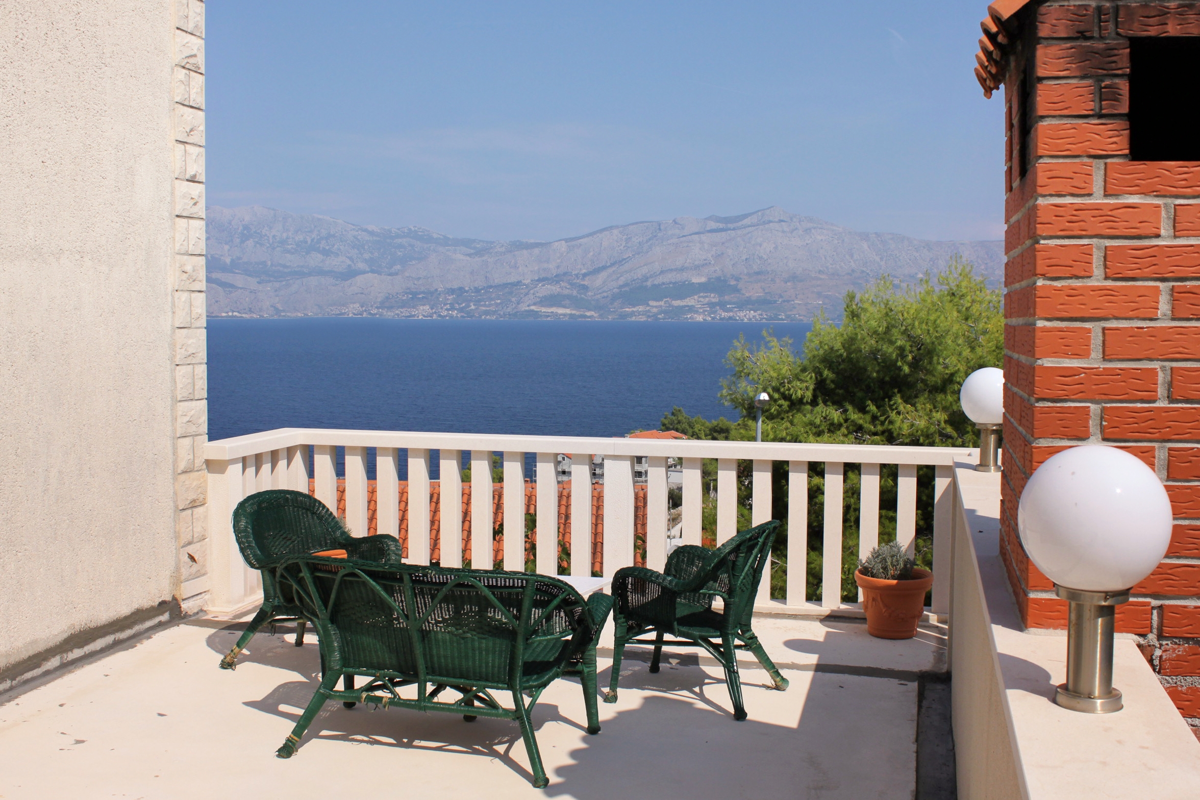 Four bedroom house with terrace and sea view Postira, Brač  K