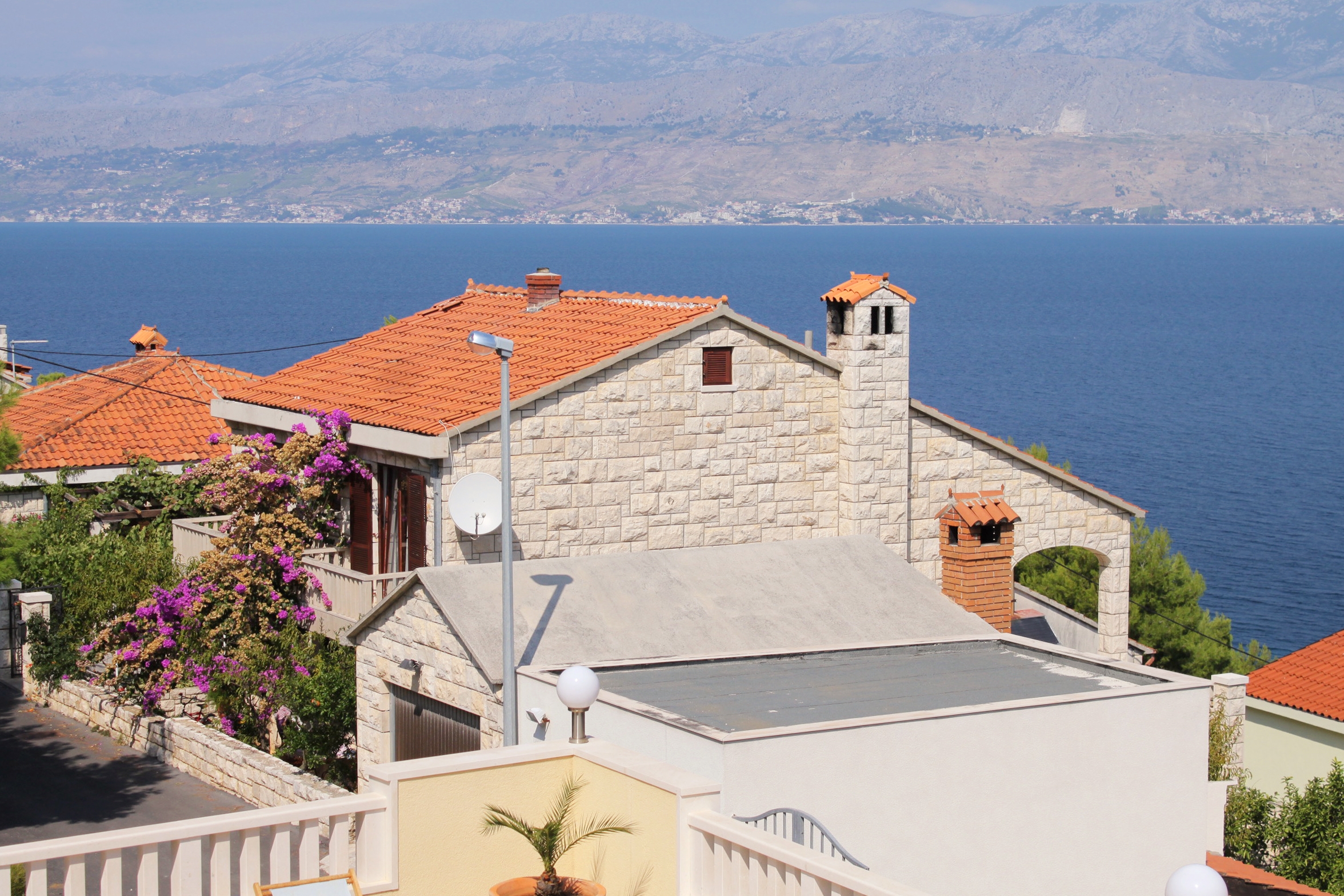 Four bedroom house with terrace and sea view Postira, Brač  K