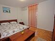 Supetar, Bedroom 1 in the apartment, air condition available and WiFi.
