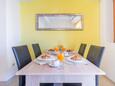 Nin, Dining room in the apartment, air condition available and WiFi.