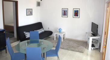 Splitska, Living room 1 in the house, air condition available, (pet friendly) and WiFi.