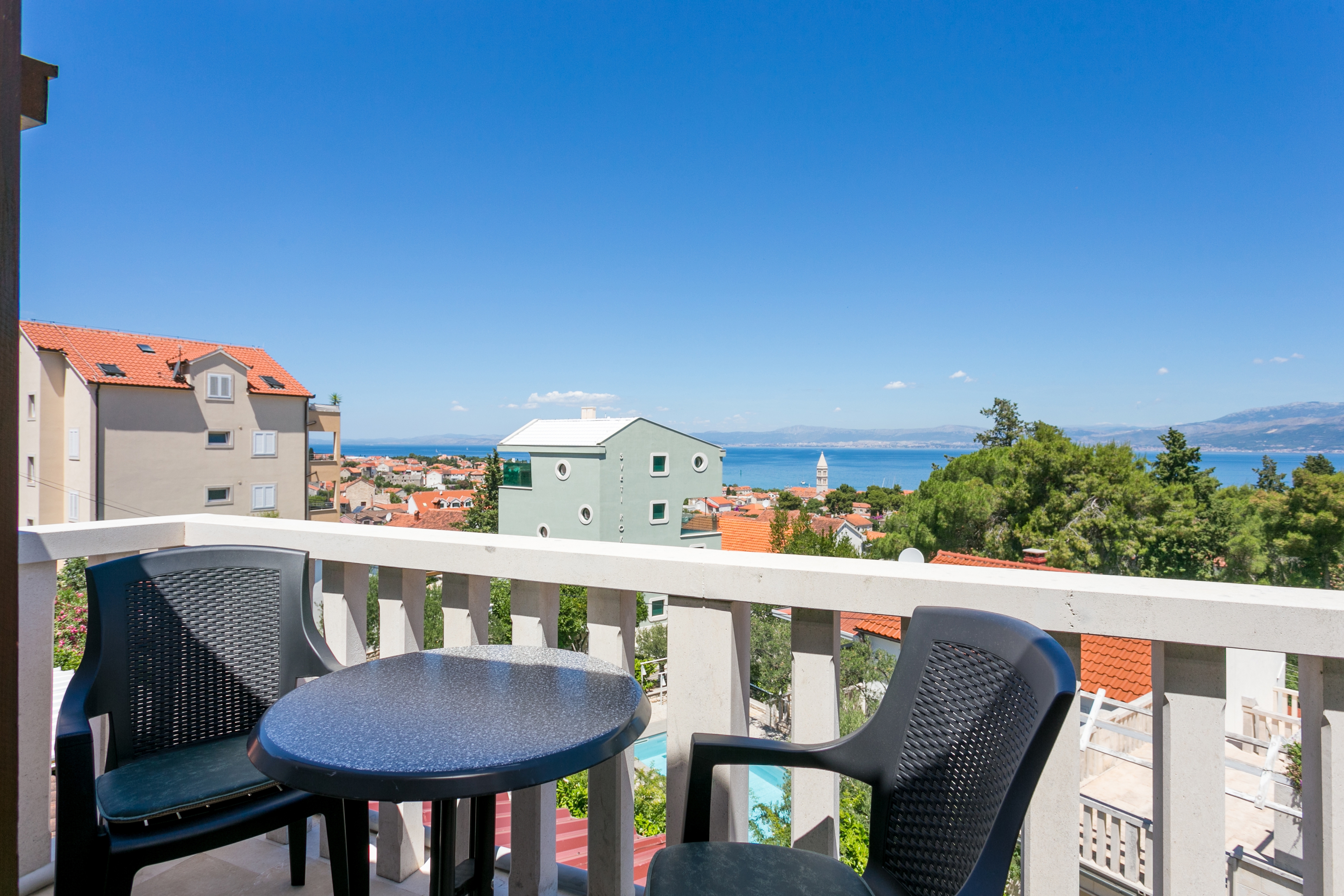 Three bedroom apartment with balcony and sea view Supetar, Brač  A-a