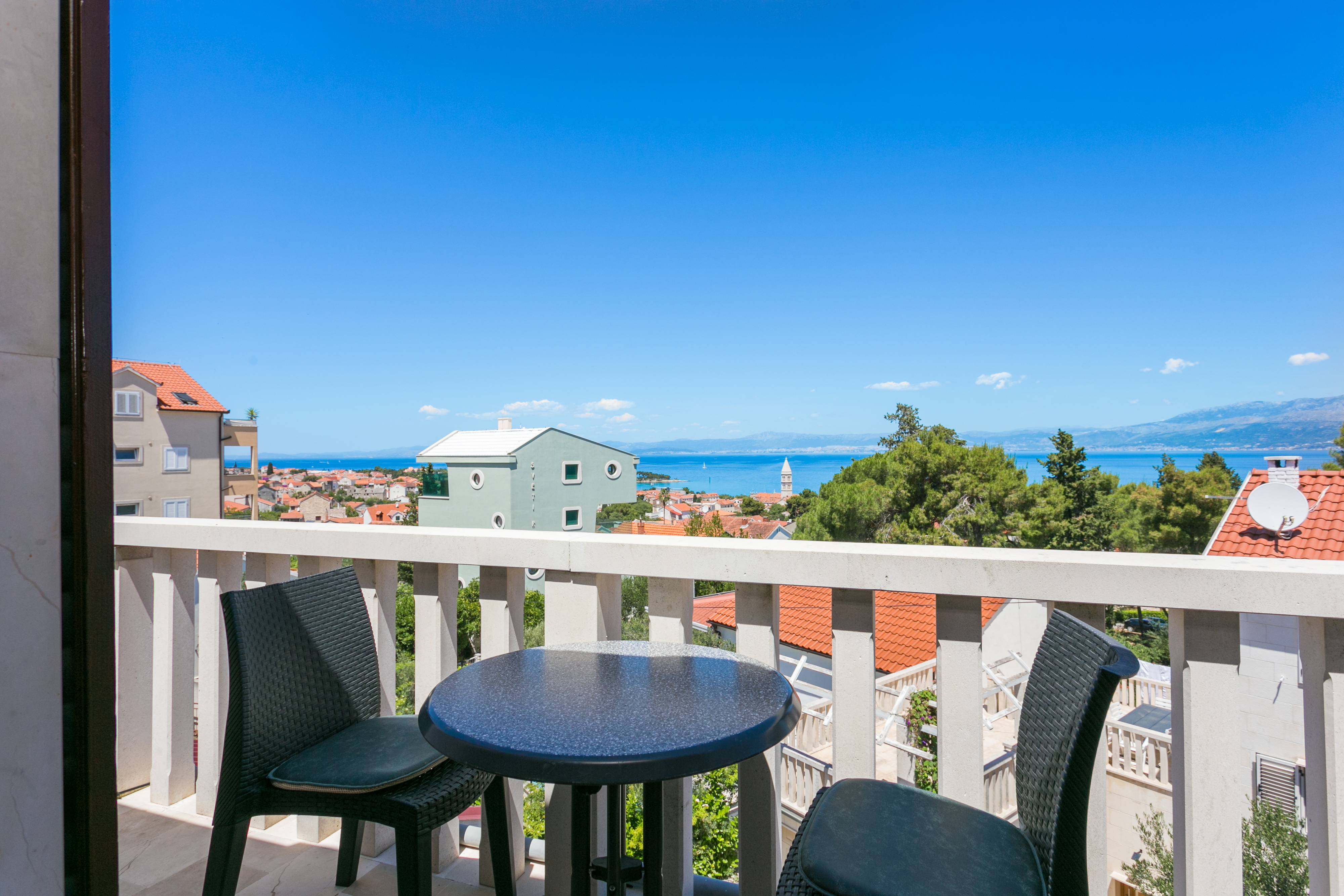 Three bedroom apartment with balcony and sea view Supetar, Brač  A-a