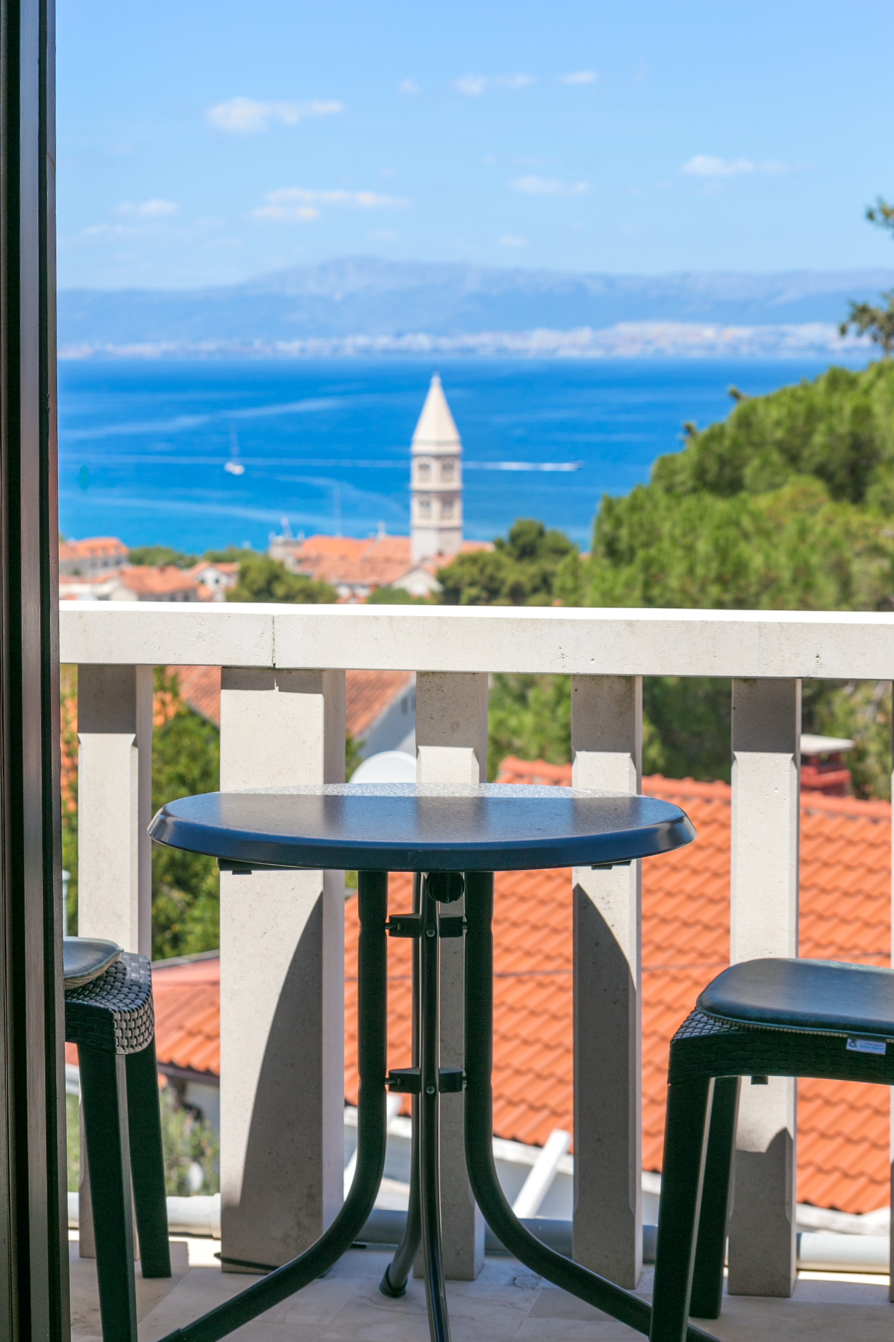 Three bedroom apartment with balcony and sea view Supetar, Brač  A-a