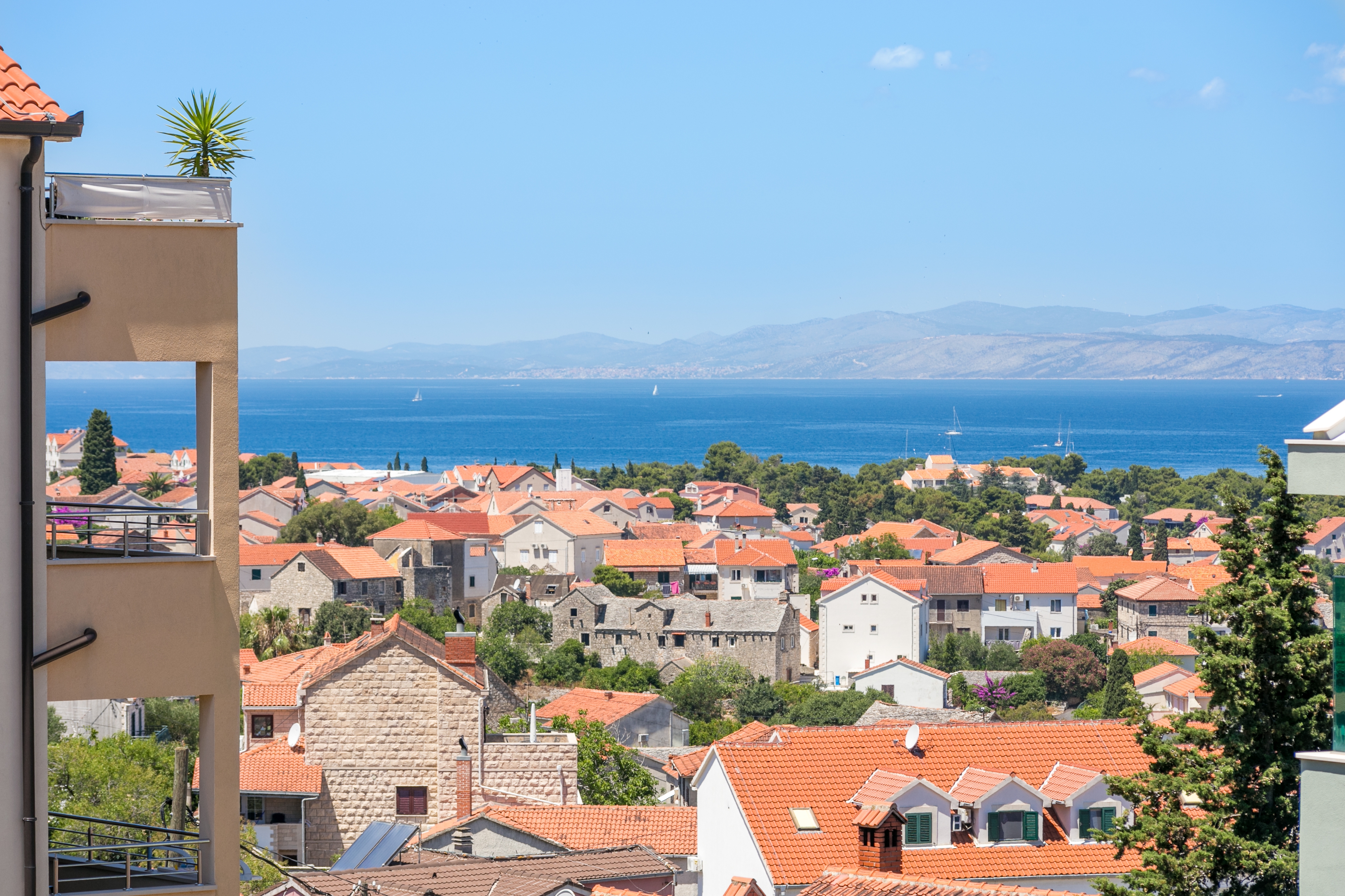 Three bedroom apartment with balcony and sea view Supetar, Brač  A-a