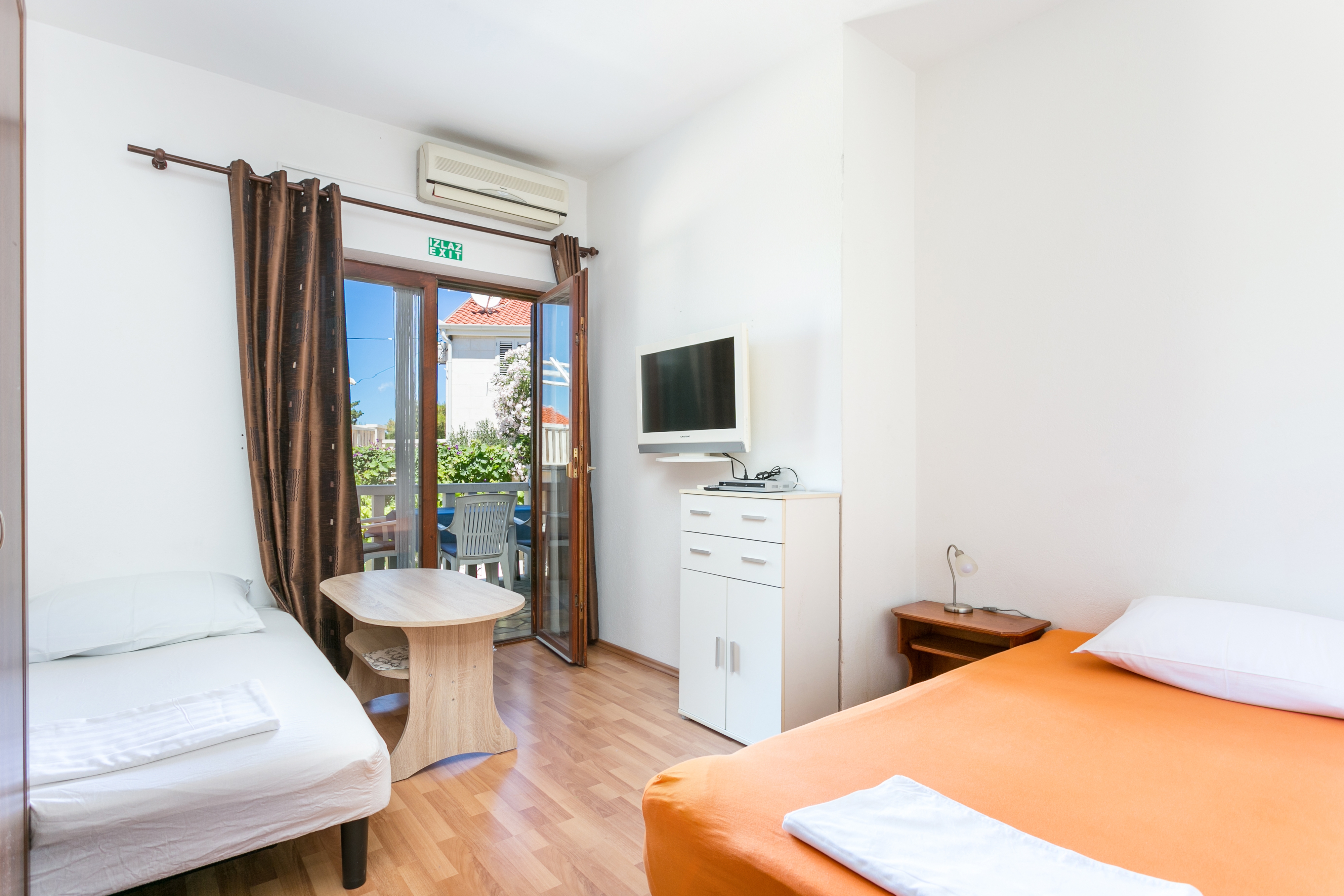 One bedroom apartment with terrace Supetar, Brač  A-c