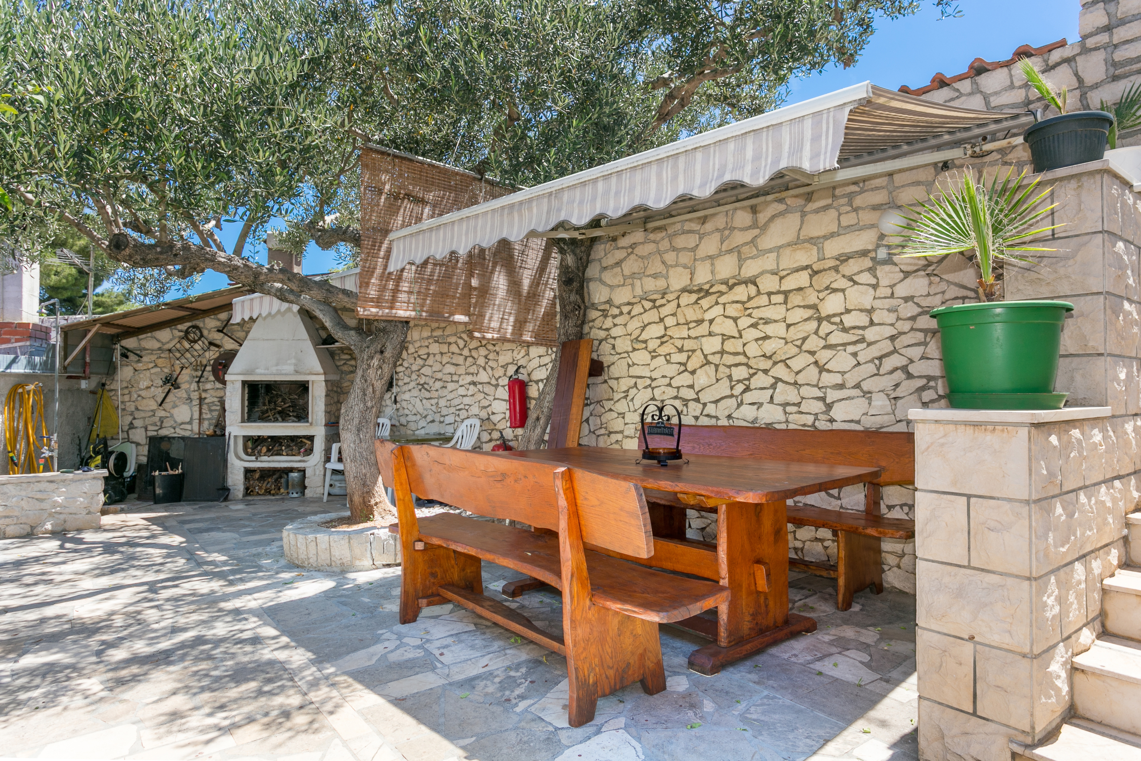 Two bedroom apartment with terrace Supetar, Brač (A-5670-d)