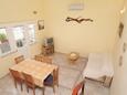 Postira, Sala de estar in the apartment, air condition available y WiFi.