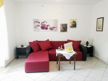 Living room Dol, Living room in the house, dostupna klima, dopusteni kucni ljubimci i WIFI.