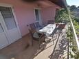 Jelsa, Terrace 1 in the apartment, with a sea view, (pet friendly) and WiFi.