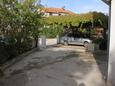 Jelsa, Hvar, Parkeerplaats 5703 - Appartementen with sandy beach.