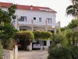 Jelsa, Hvar, Object 5703 - Appartementen with sandy beach.