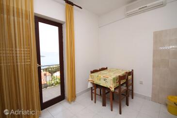 Jelsa, Comedor in the studio-apartment, air condition available y WiFi.