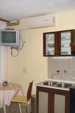 Stari Grad, Eetkamer in the studio-apartment, air condition available, (pet friendly) en WiFi.