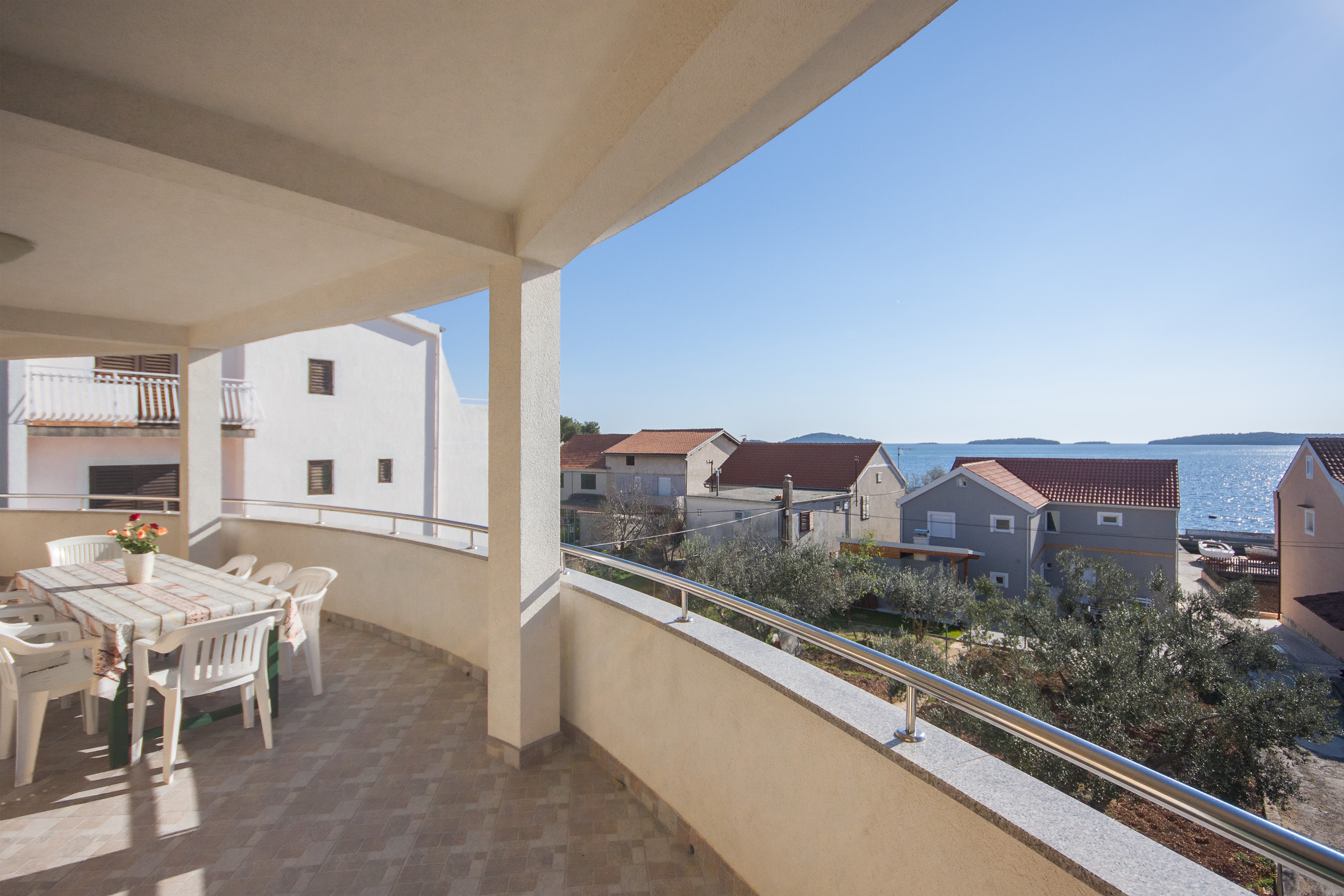Comfortable and spacious apartment with terrace and sea view Brodarica, Šibenik  A-a