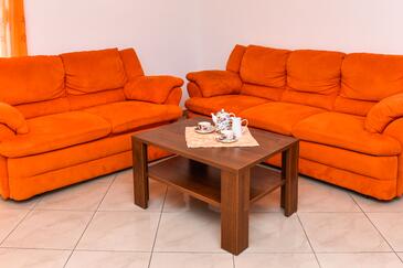 Srima - Vodice, Living room in the apartment, air condition available and WiFi.