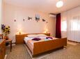 Ložnice 1 Privlaka, Ložnice 1 v ubytování typu apartment, s klimatizací a WiFi.
