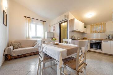 Kožino, Dining room in the apartment, air condition available and WiFi.