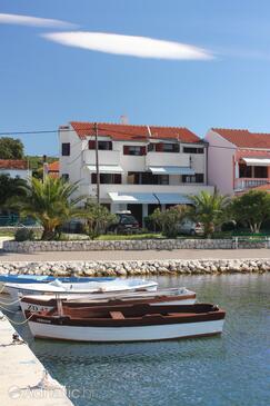 Bibinje, Zadar, Szálláshely 5759 - Apartmanok a tenger közelében kavicsos stranddal.