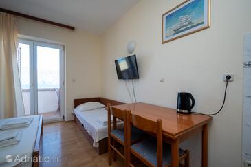 Ražanac, Blagovaonica u smještaju tipa studio-apartment, kućni ljubimci dozvoljeni i WiFi.