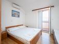 Ložnice Ražanac, Ložnice v ubytování typu studio-apartment, domácí mazlíčci povoleni a WiFi.