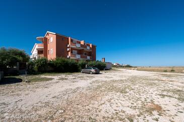 Ražanac, Zadar, Szálláshely 5766 - Apartmanok a tenger közelében kavicsos stranddal.