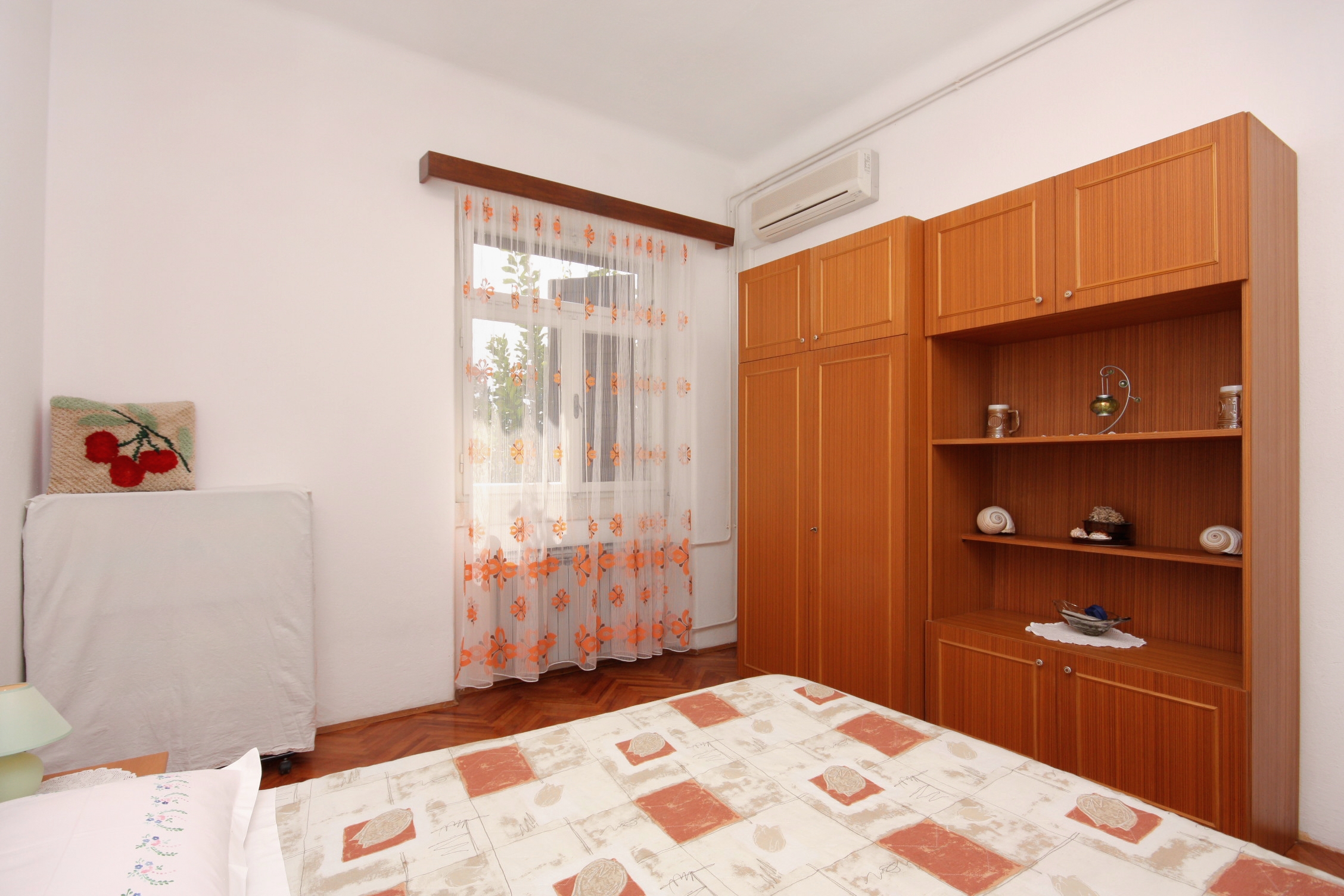 Three bedroom apartment near beach Sumartin, Brač  A-a