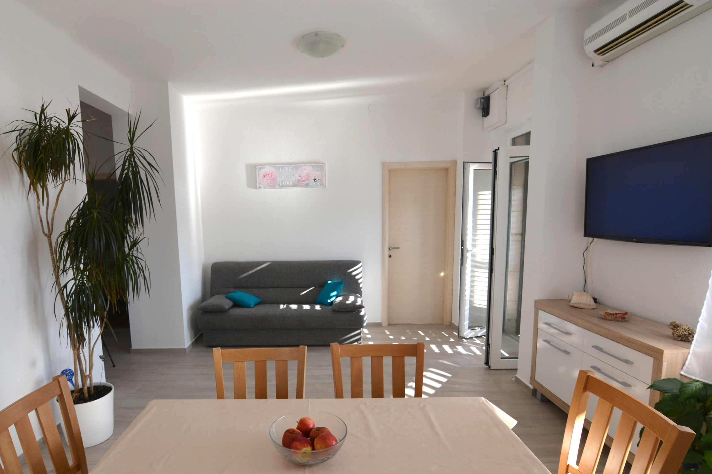 Three bedroom apartment near beach Sumartin, Brač (A-5771-a) Three bedroom apartment near beach Sumartin, Brač (A-5771-a)