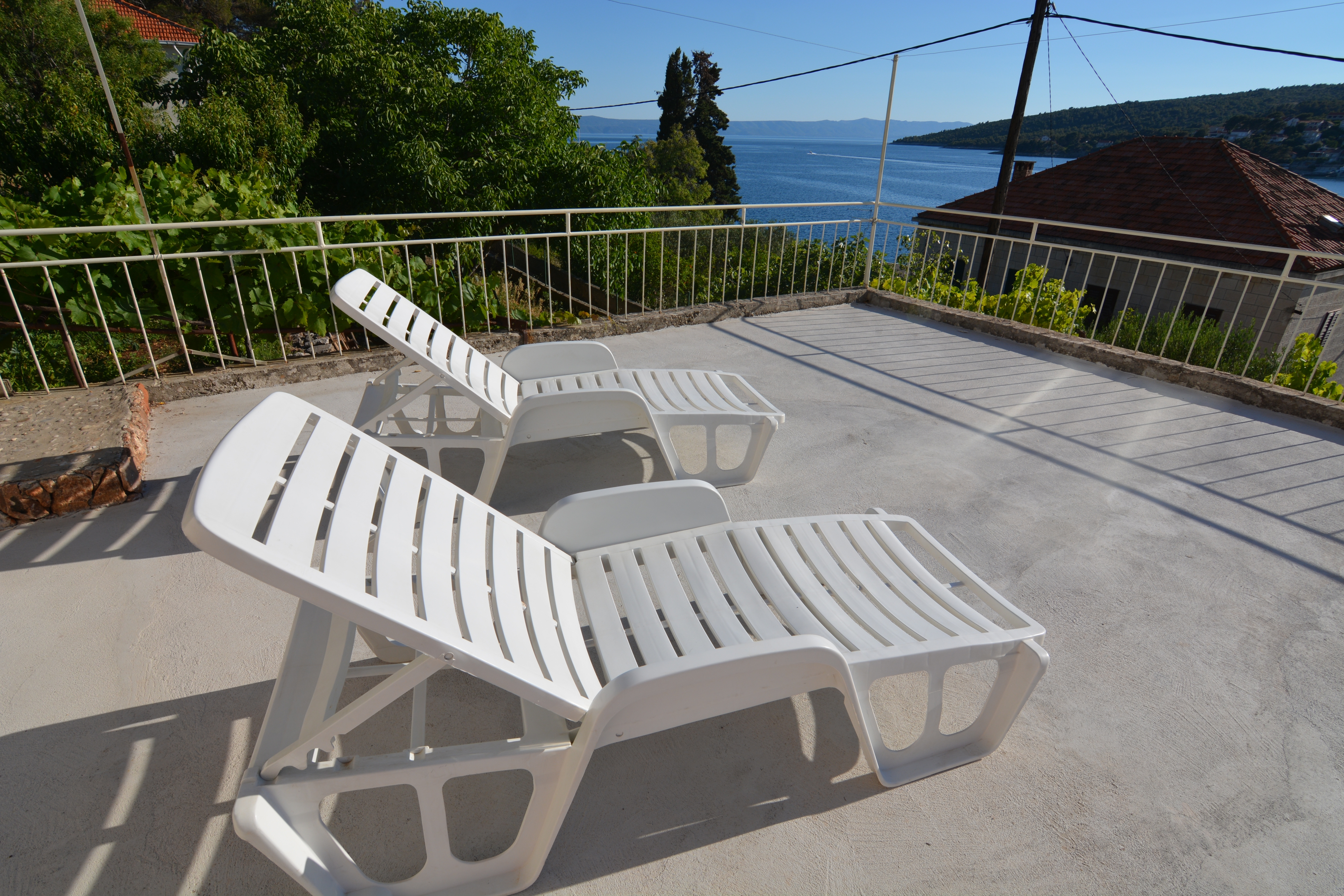 Three bedroom apartment near beach Sumartin, Brač  A-a