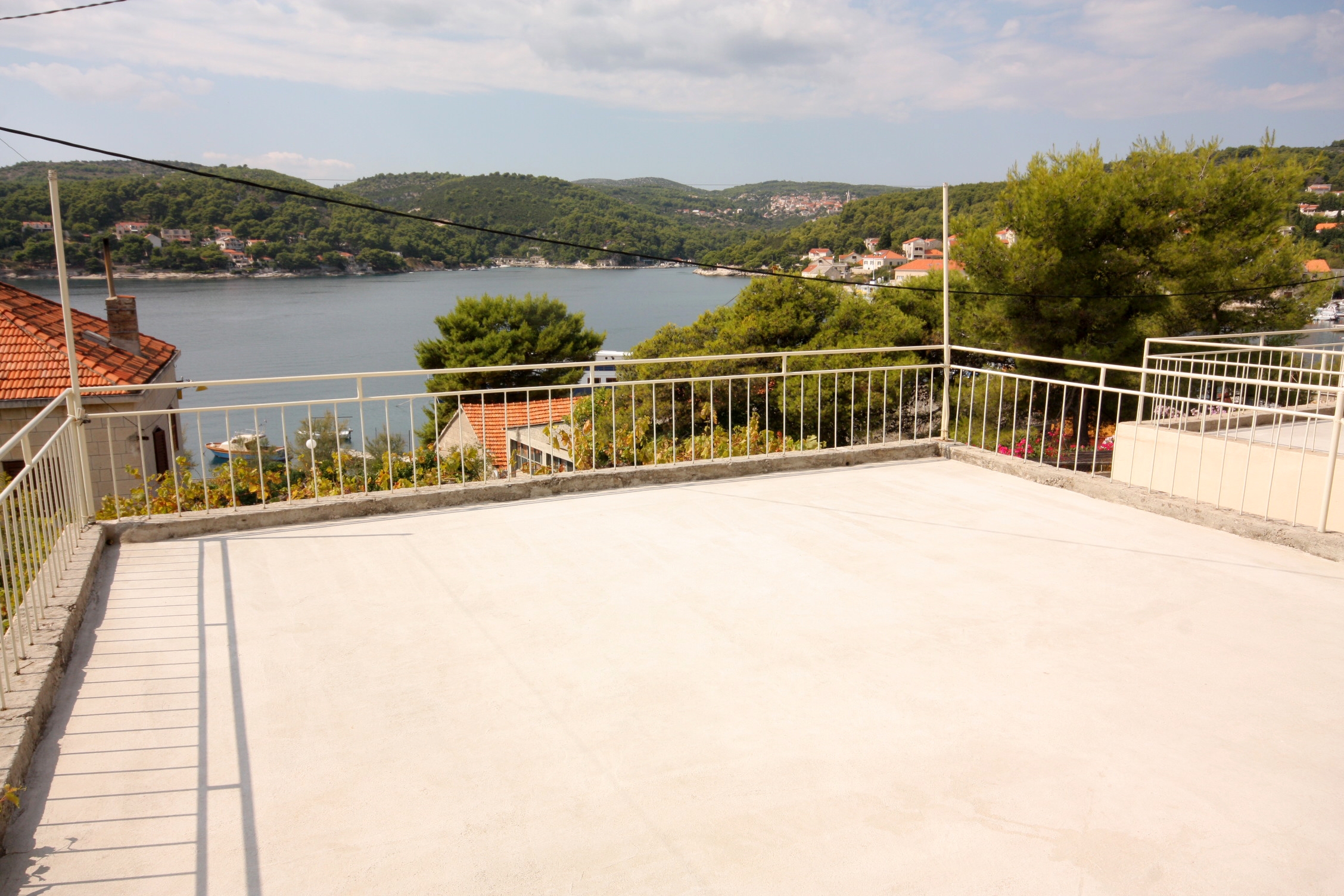 Three bedroom apartment near beach Sumartin, Brač  A-a