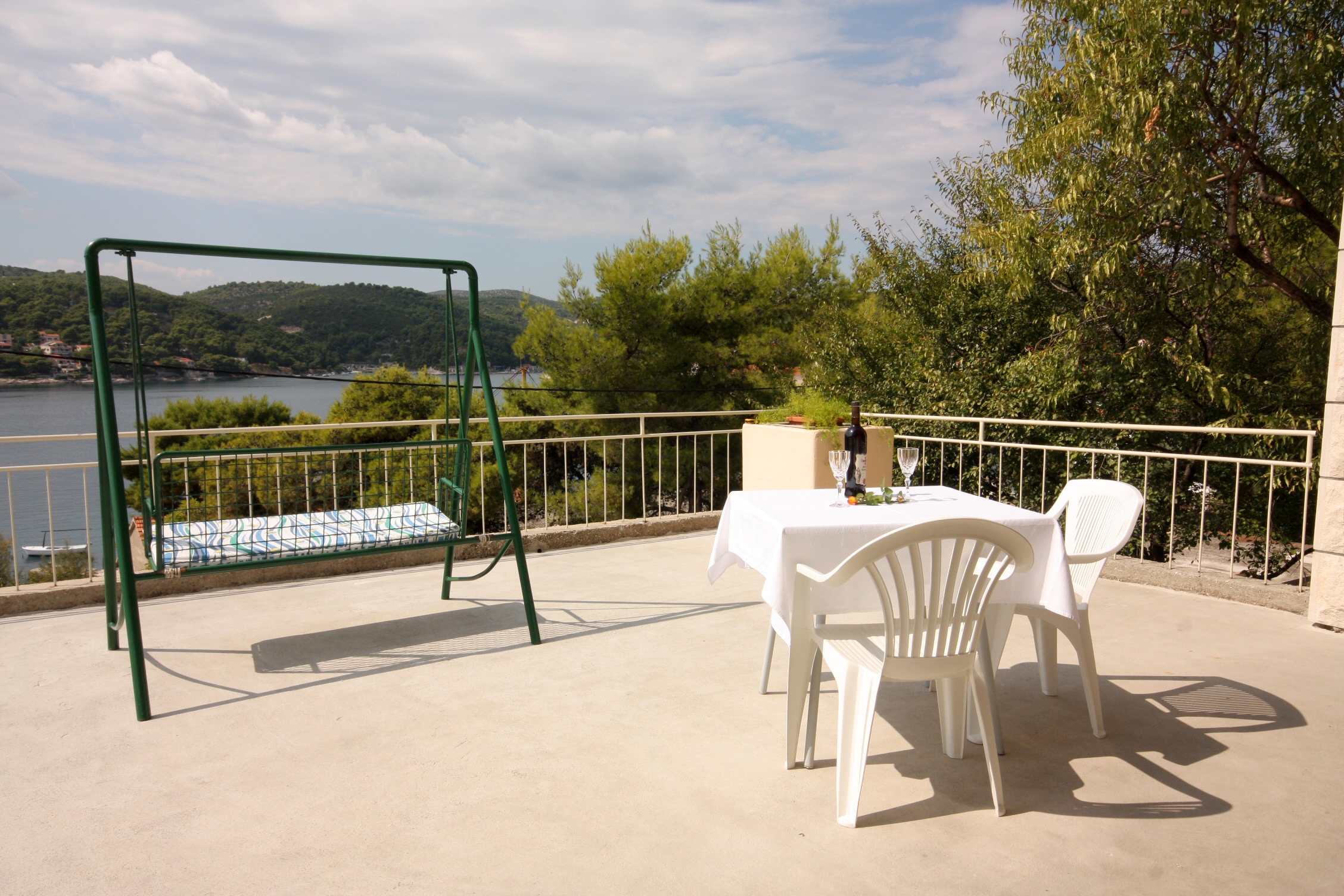 Three bedroom apartment near beach Sumartin, Brač  A-a