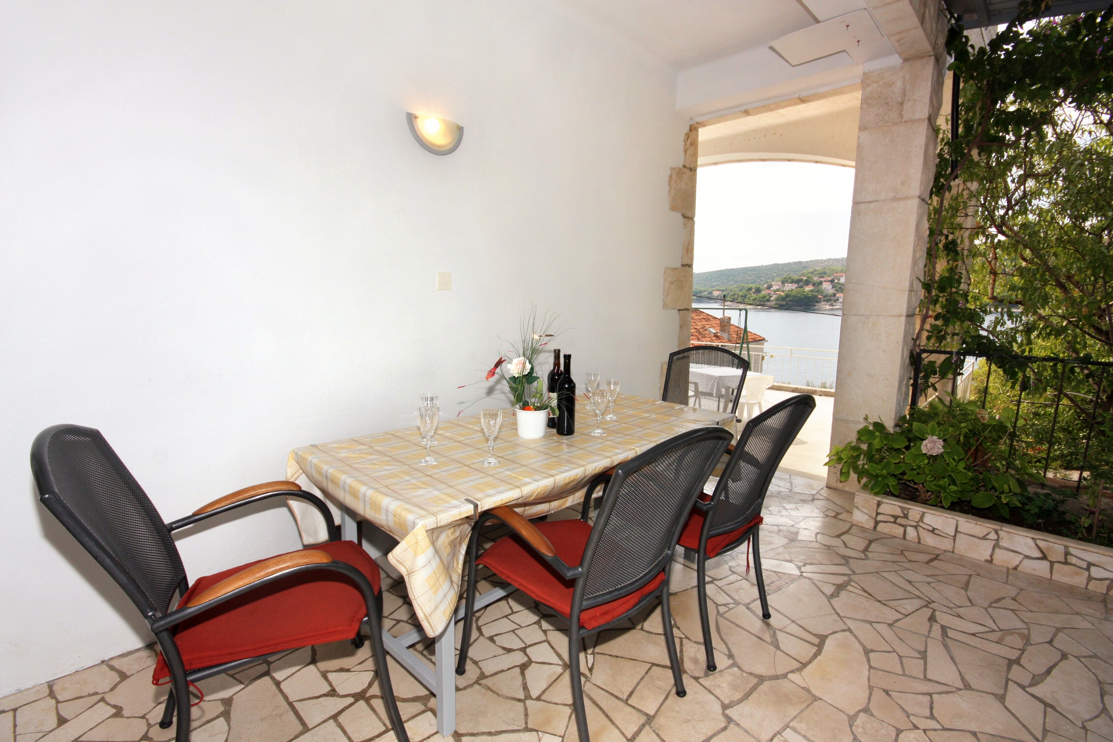 Three bedroom apartment near beach Sumartin, Brač  A-a