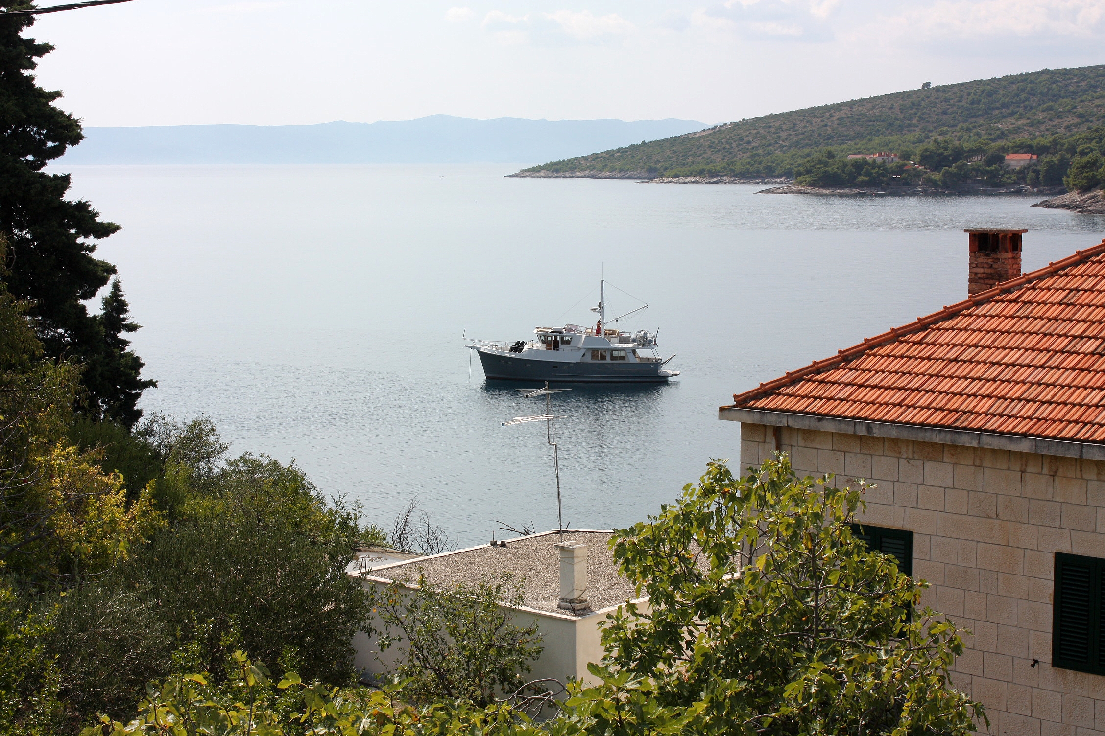 Three bedroom apartment near beach Sumartin, Brač  A-a
