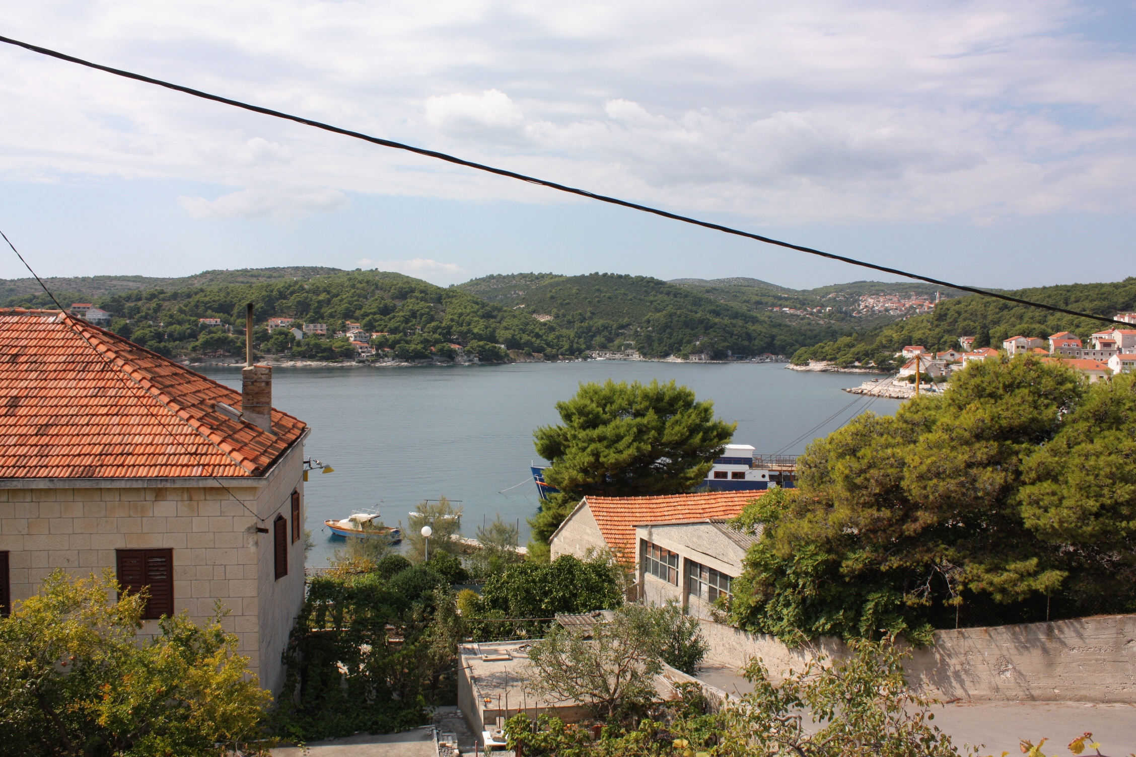 Three bedroom apartment near beach Sumartin, Brač  A-a