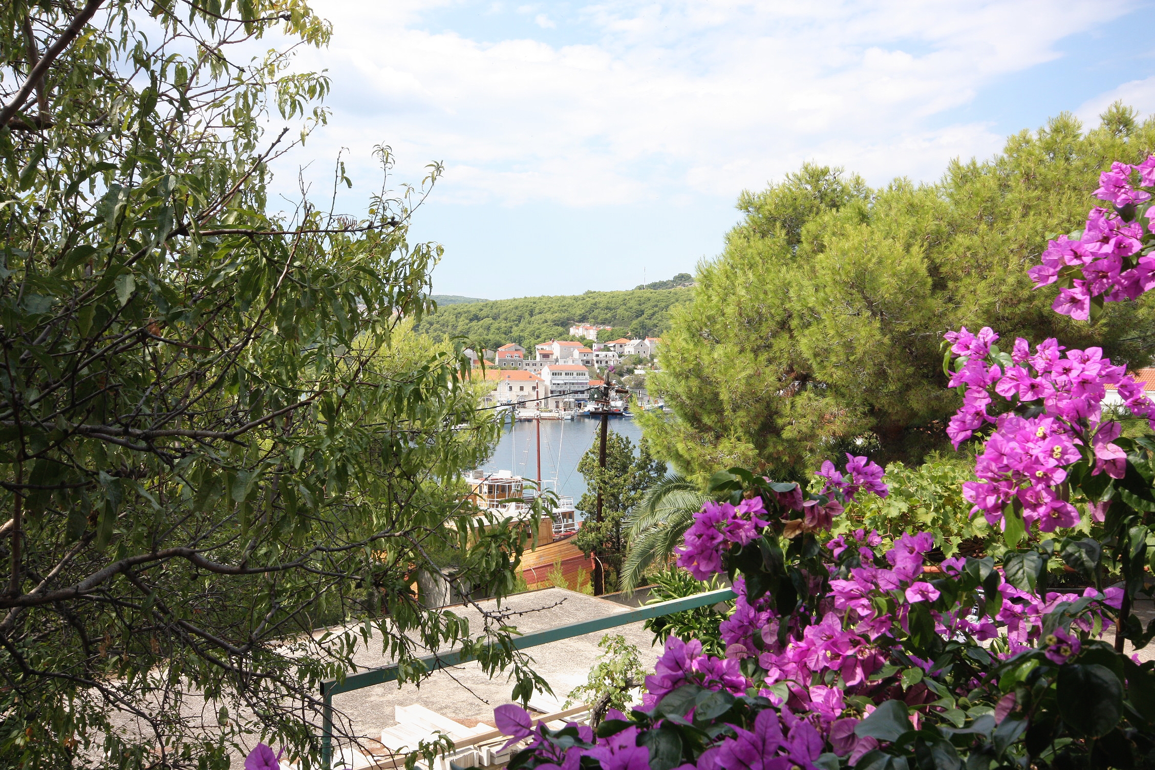 Three bedroom apartment near beach Sumartin, Brač  A-a