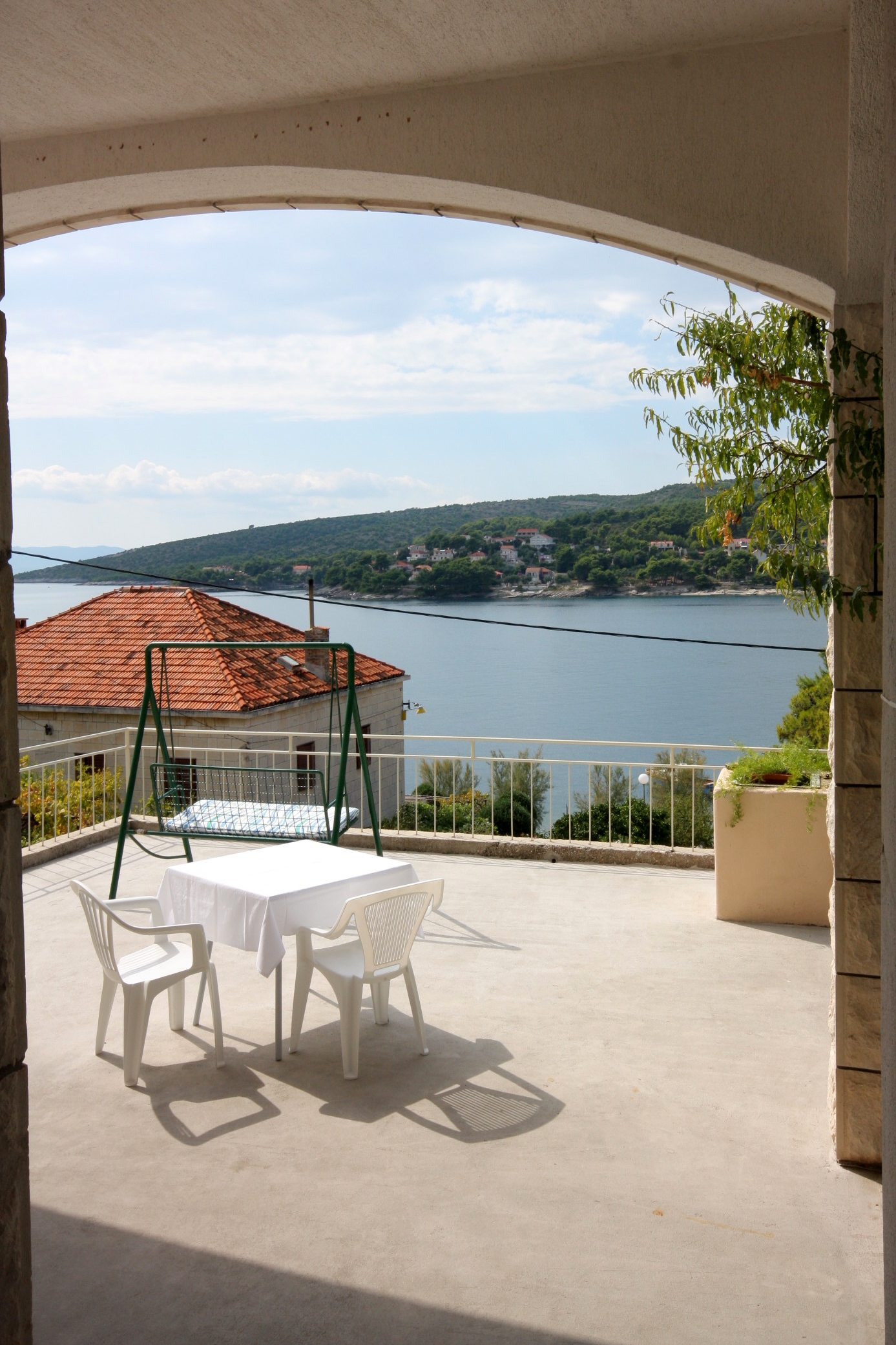 Three bedroom apartment near beach Sumartin, Brač  A-a