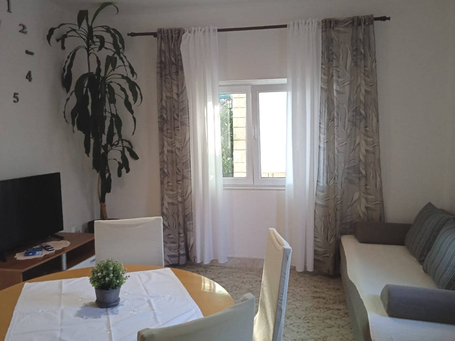 Four-bedroom apartment near beach Sućuraj (Hvar) (A-578-b)