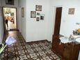 Sućuraj, Hallway in the apartment, air condition available and WiFi.