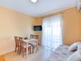 Bibinje, Sala de estar in the apartment, air condition available y WiFi.