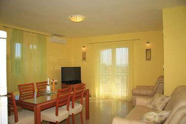 Dining room Bibinje, Dining room in the apartment, dostupna klima i WIFI.