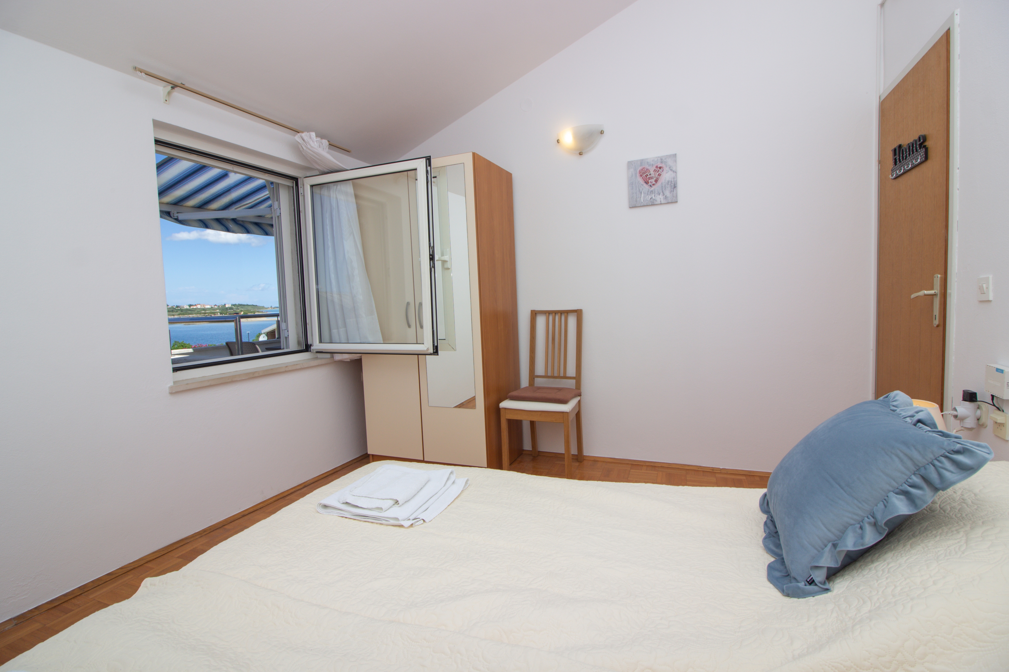 One bedroom apartment with terrace and sea view Nin, Zadar  A-a