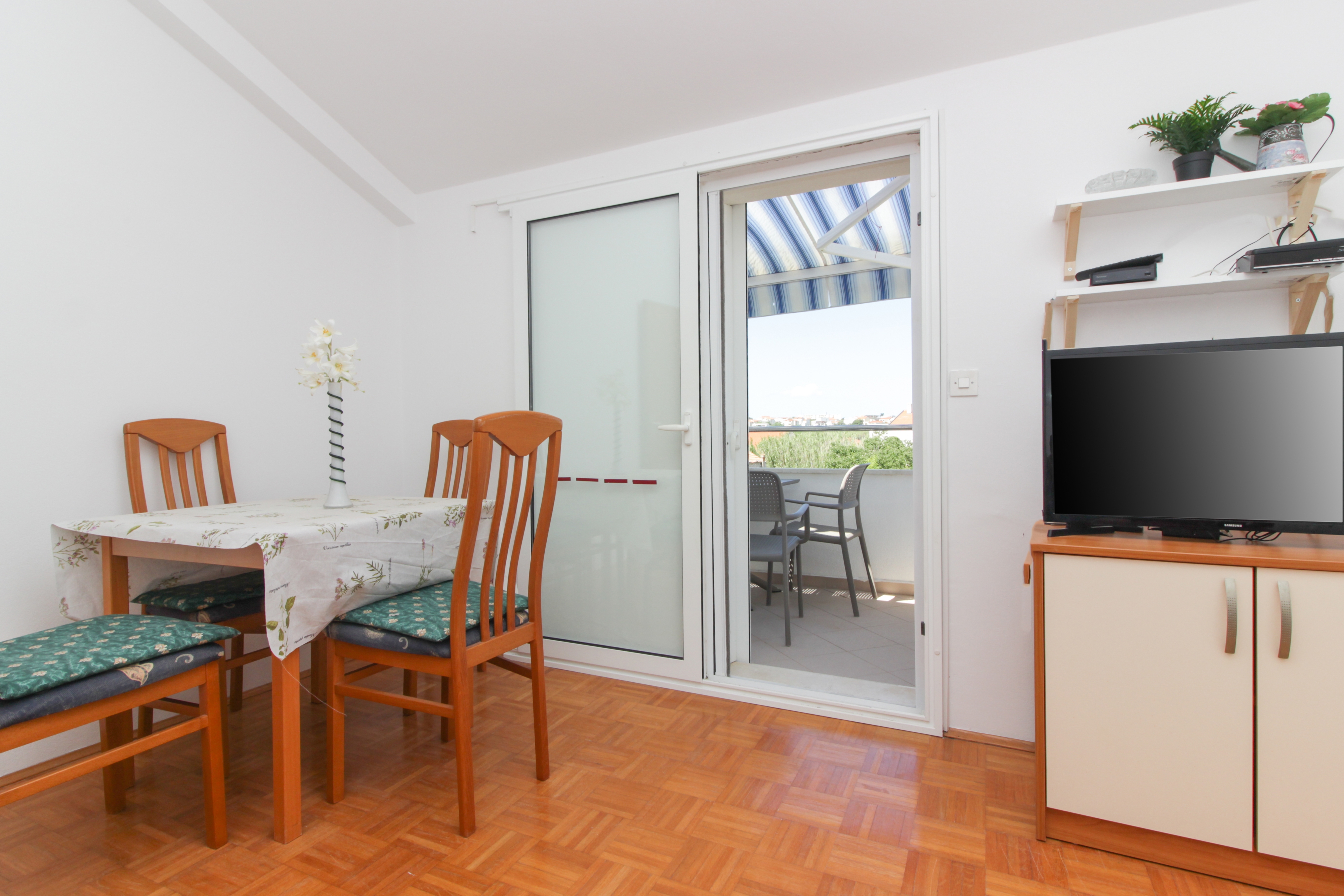 One bedroom apartment with terrace and sea view Nin, Zadar  A-a