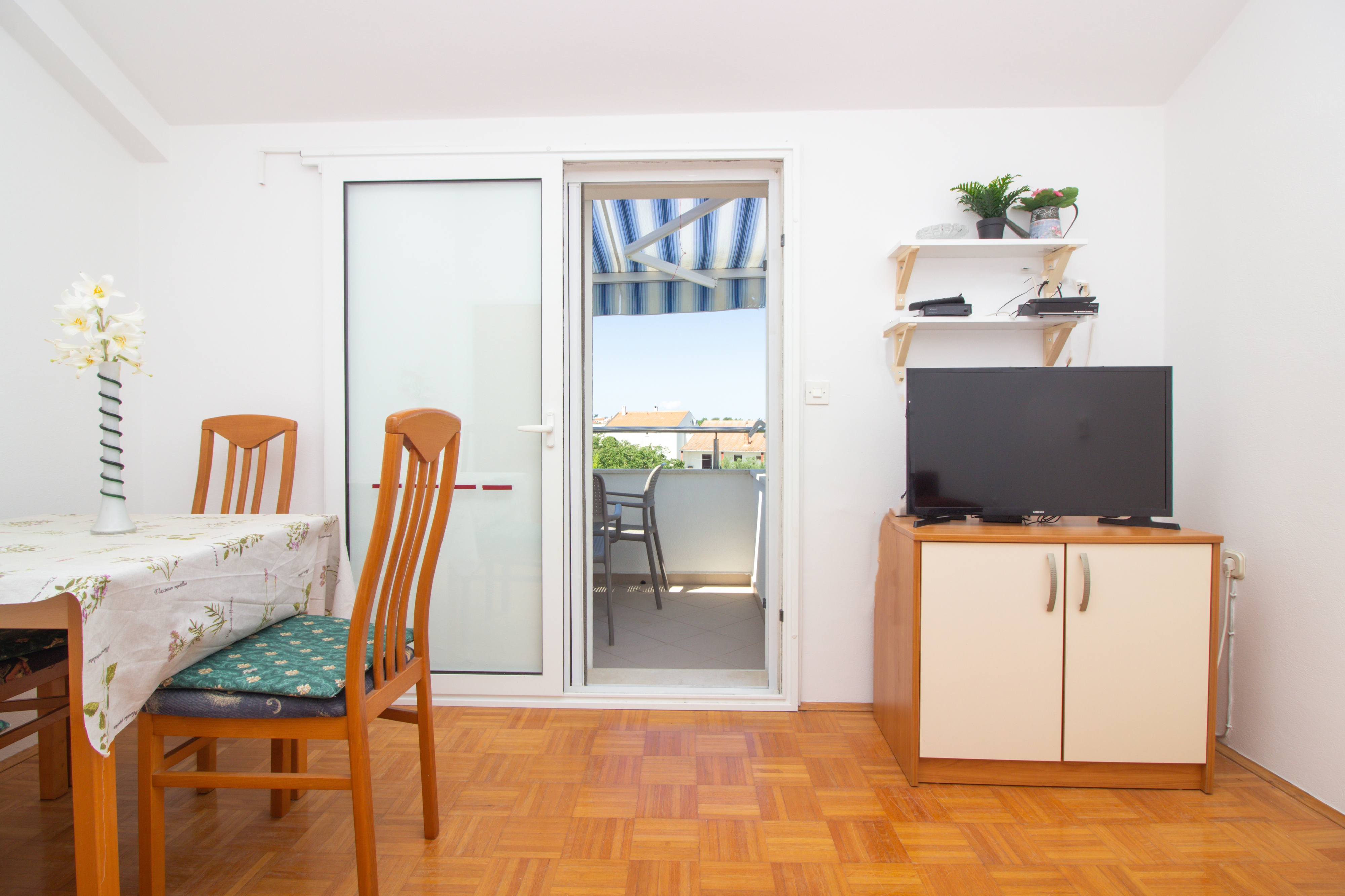 One bedroom apartment with terrace and sea view Nin, Zadar  A-a