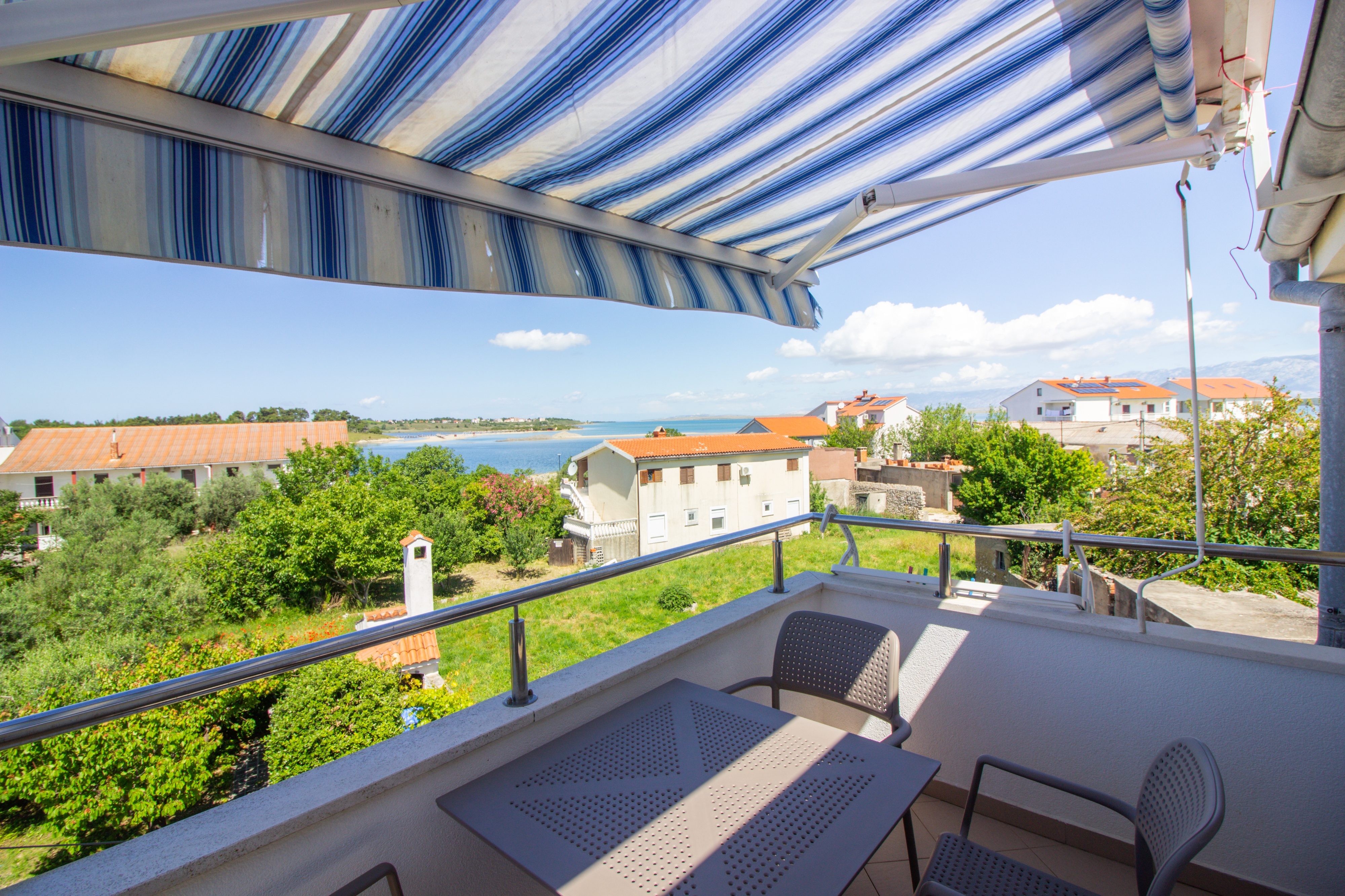 Enosobni apartma S teraso in pogledom na morje Nin, Zadar  A-b